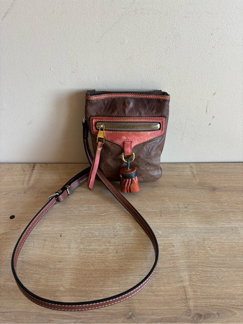 Authentic Louis Vuitton crossbody bag - Picture 2 of 8